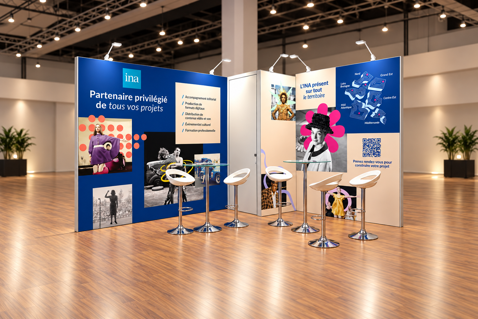 Mockup du stand INA au SITEM, avec ses trois parois habillées de photographies et de bleu ».