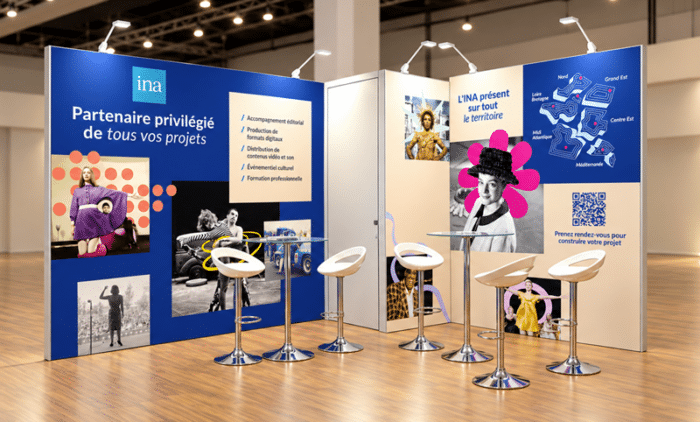 Mockup du stand INA au SITEM, avec ses trois parois habillées de photographies et de bleu ».